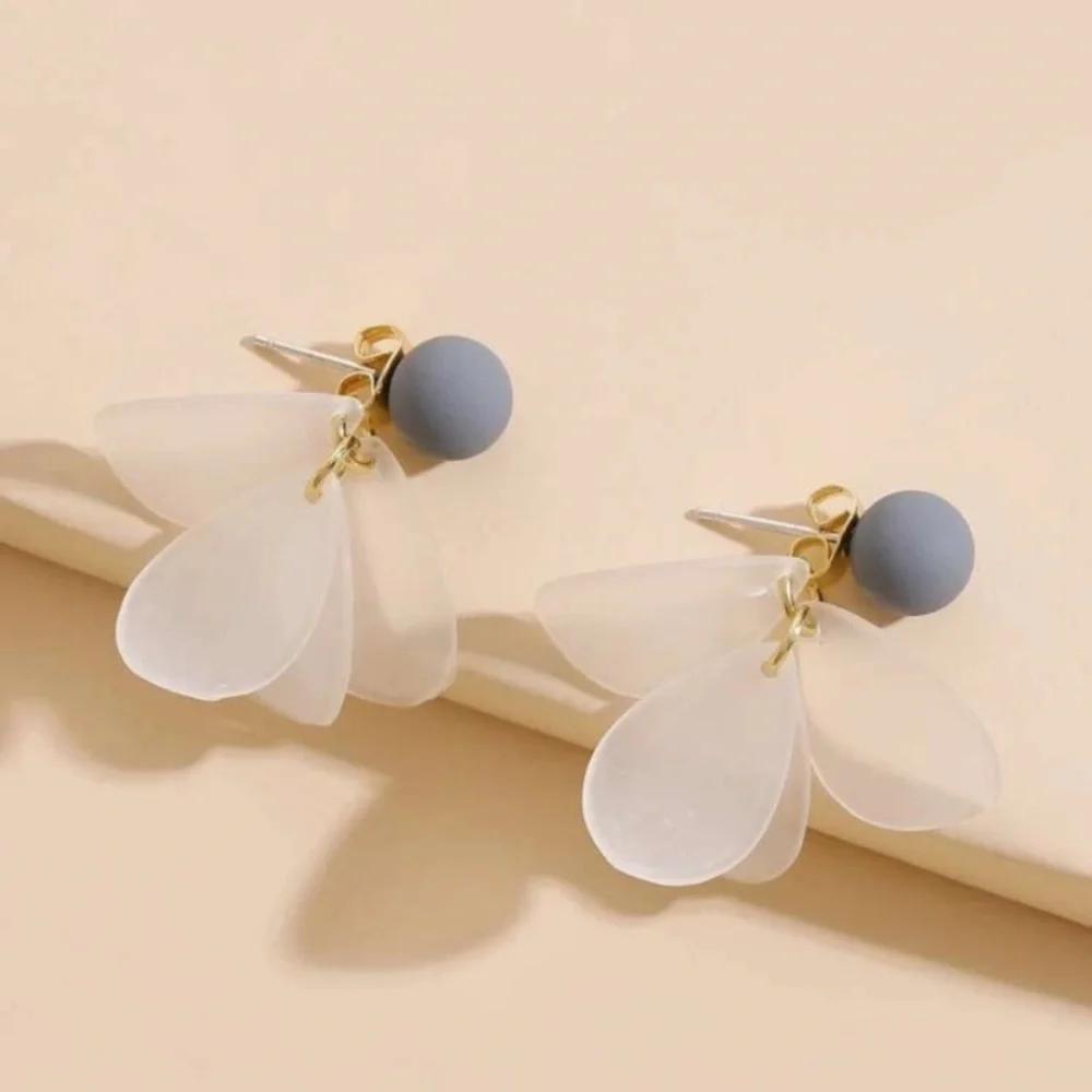Last! White floral drop acrylic earrings w/ Pearl detail - Picture 4 of 7